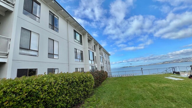 Building Photo - Sweet and cozy studio with a water view!