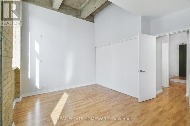 Photo du bâtiment - 201 Carlaw Ave