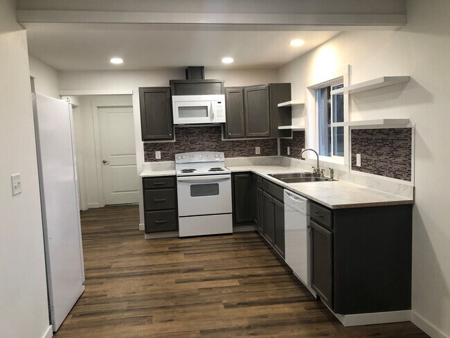 Foto del edificio - Updated 4 Bedroom House With Country Setting