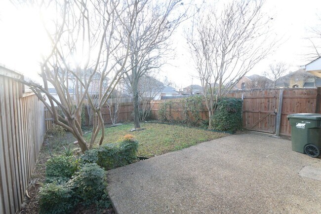 Foto del edificio - Spacious duplex in Garland ISD!
