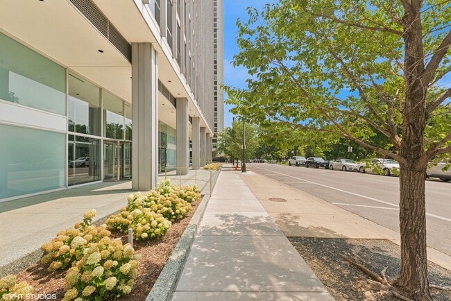Foto del edificio - 330 W Diversey Pkwy