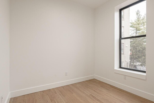 Building Photo - 1027 Putnam Ave