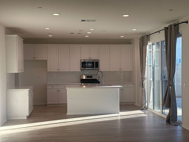 Building Photo - Your Family's Dream Home Awaits!