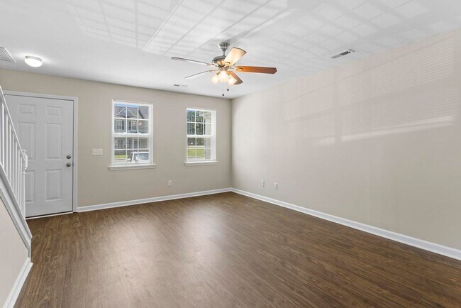 Foto del edificio - Great Townhome! Minutes to Albert Ellis Ai...