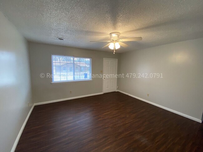 Foto del edificio - HALF OFF MOVE IN RENT! Cute 3 Bed 1.5 Bath Home ready NOW!