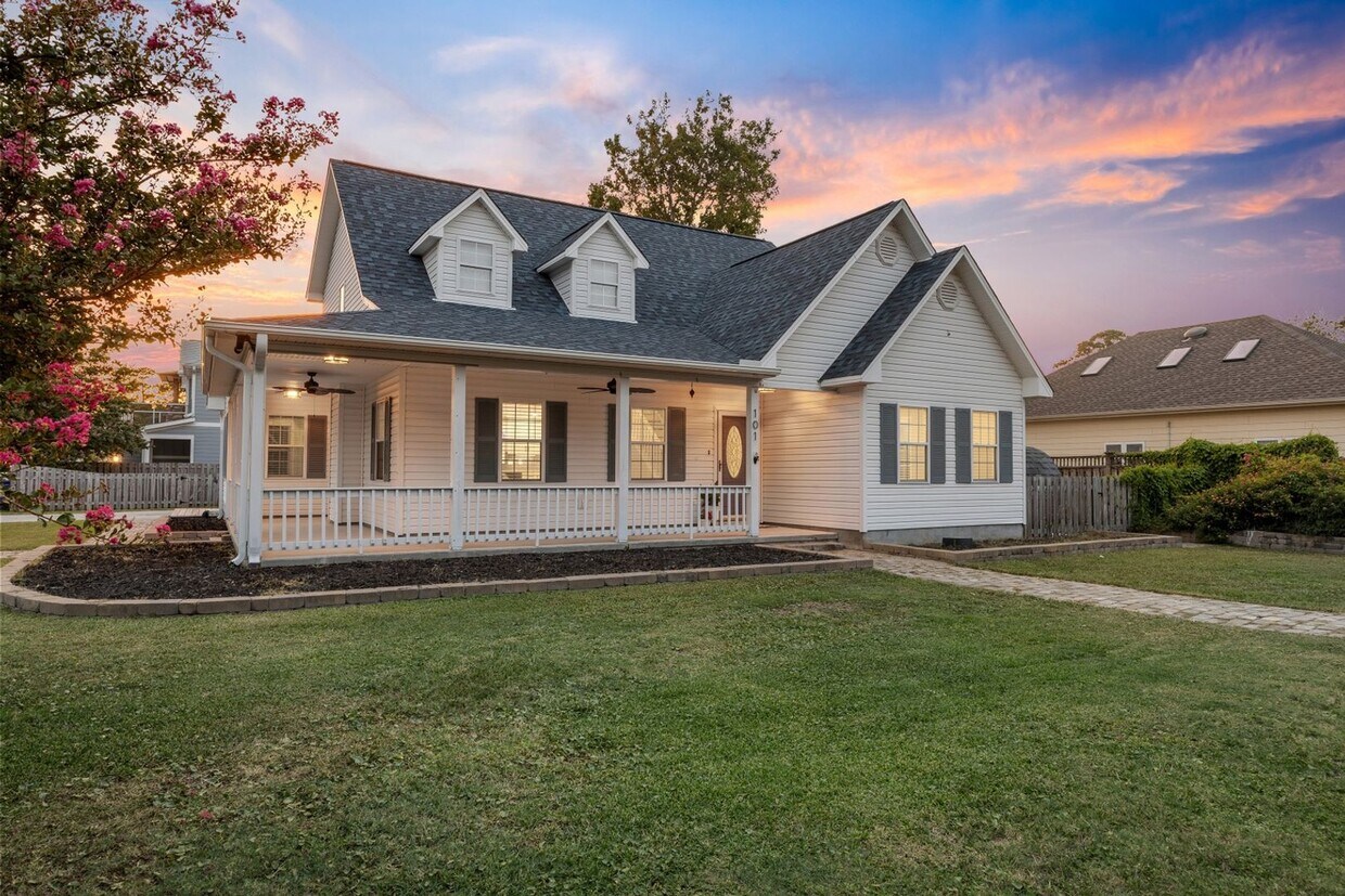 Primary Photo - 4 bed 3 bath Large beach oasis newly remod...