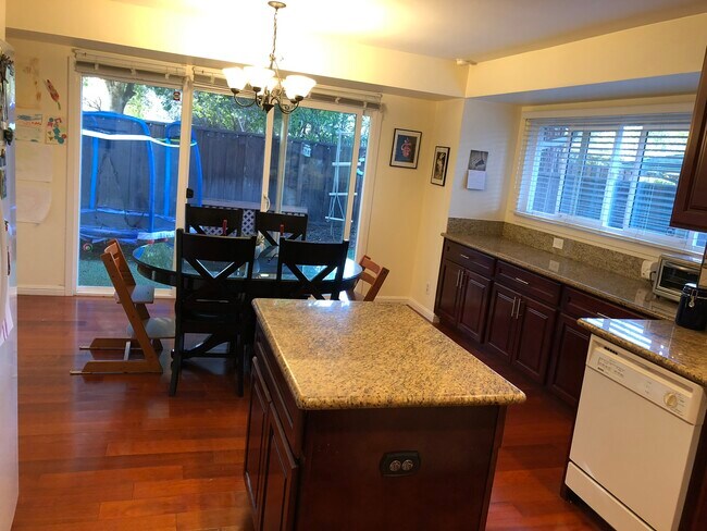 Building Photo - 2611 Meadow Glen Dr