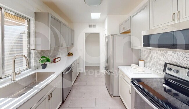 Foto del edificio - 619 W Las Lomitas Rd