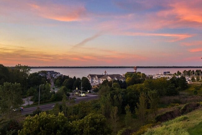 Foto del edificio - Gorgeous 3 Bedrooms 2 Bath Condo Lake View...