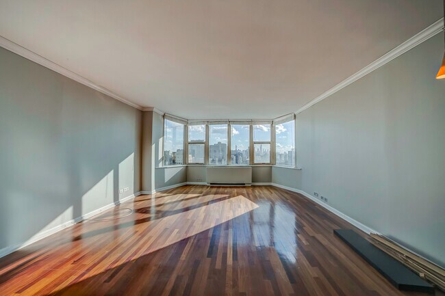 Building Photo - 525 W Hawthorne Pl