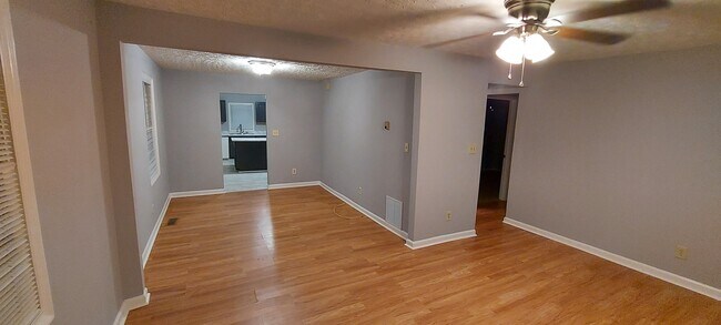 Building Photo - 420 Edwards Dr NE