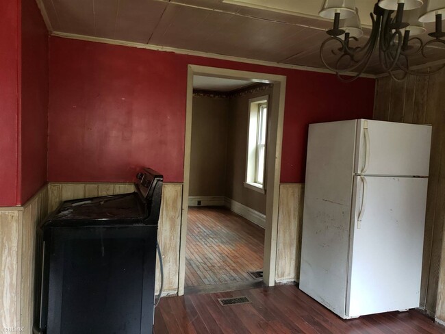 Building Photo - 4 br, 2 bath House - 240 East Main Street