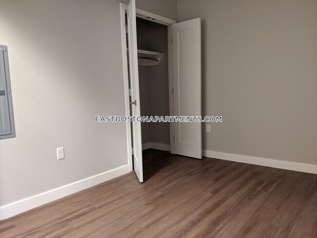 Foto del edificio - 80 Piers Park Ln