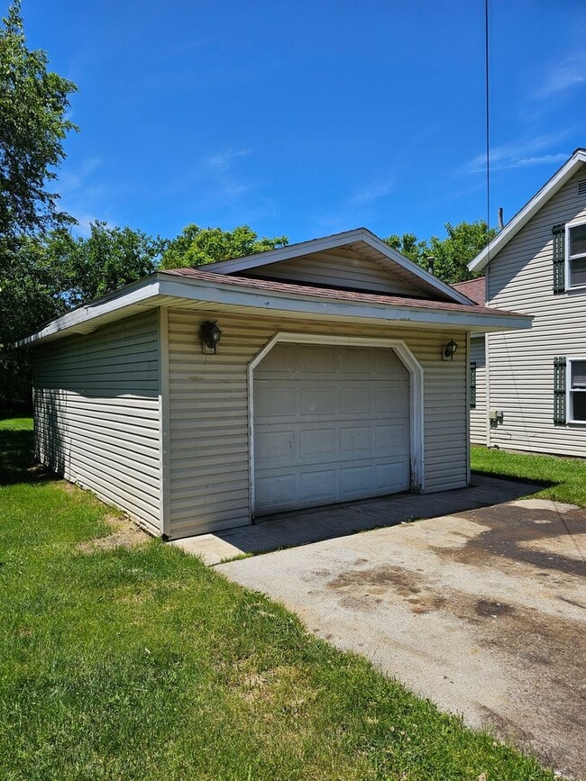 Building Photo - Two Bedroom One Bath House in Portage