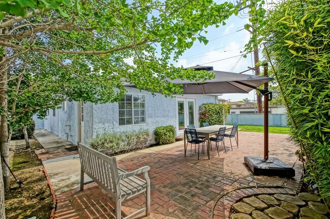Building Photo - CHARMING & AIRY HOME W/ SPACIOUS FENCED YARD & LARGE 2-CAR GARAGE CLOSE TO SCHOOLS, SHOPPING & MI...