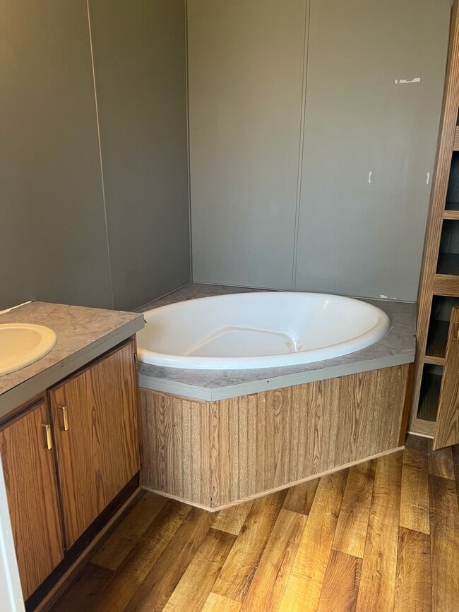 Building Photo - 204 E 1st St