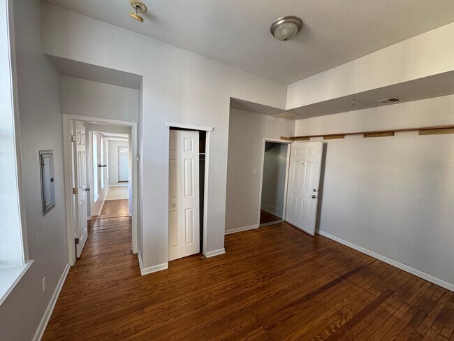 Building Photo - 341 W Girard Ave