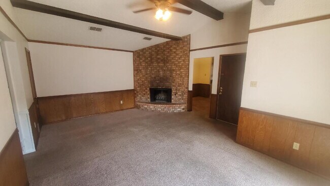 Building Photo - Centrally Located/ Convenient to Major Tho...