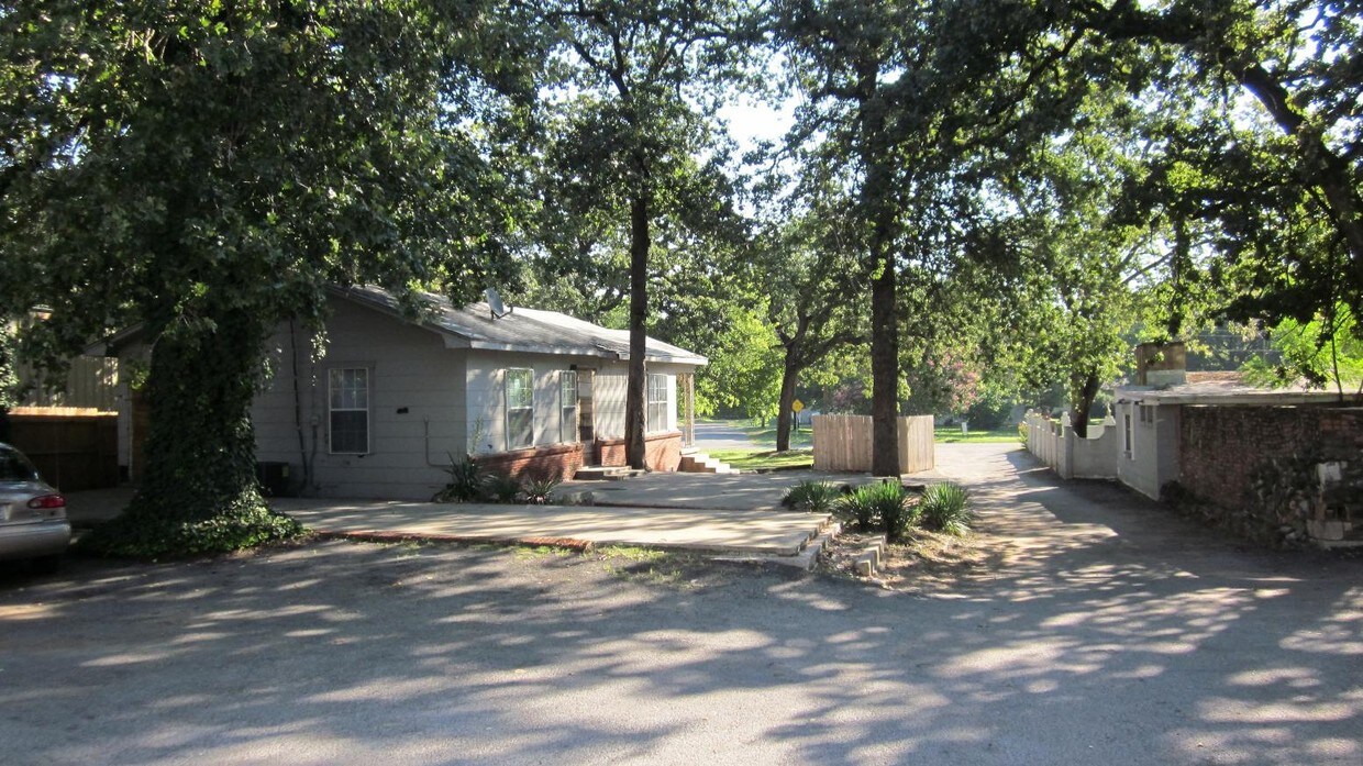  - 1723 Oak Knoll Dr