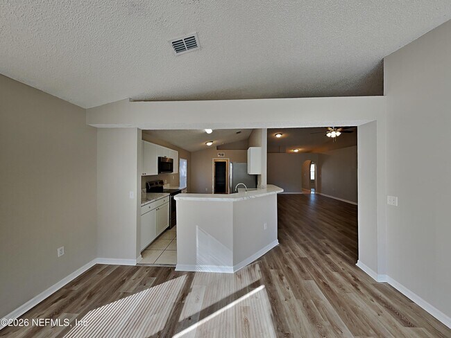 Foto del edificio - 7354 High Bluff Rd N