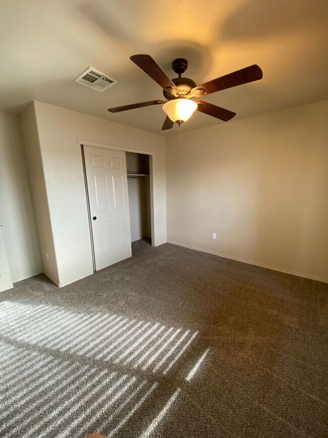 Foto del edificio - spacious 4 bedroom home in legends west