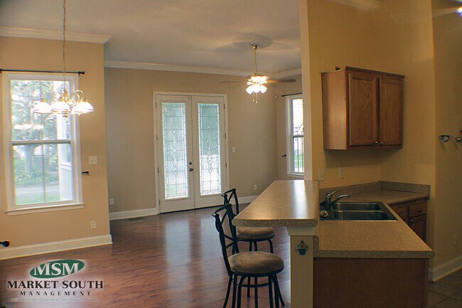 Foto del edificio - DOWNTOWN EAST HENRY WITH OFF STREET PARKING!