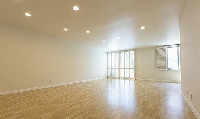 Building Photo - "Charming 1-Bed Condo with 1.5 Baths in Pr...