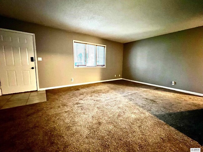 Living room/entry - 1823 Euclid Ave