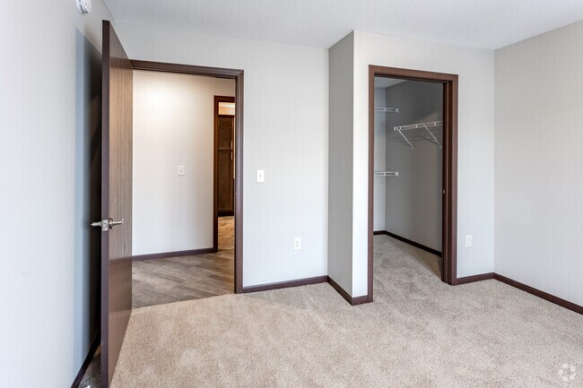 2 habitaciones, 1 baño - 1076 pies cuadrados - Segundo dormitorio - Cardinal Pines 222