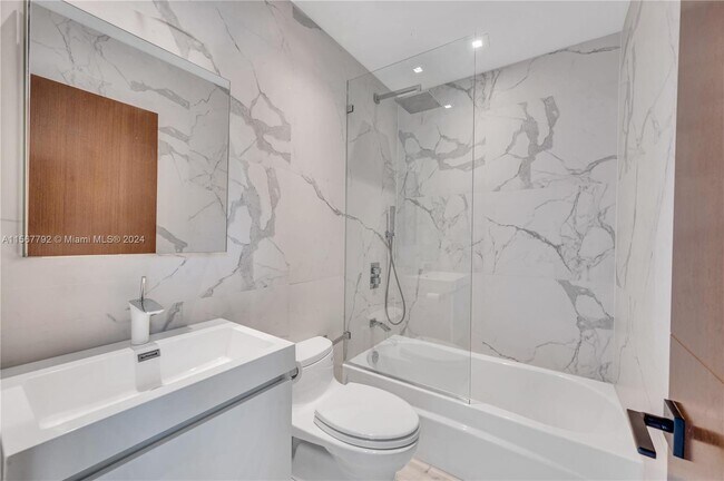Foto del edificio - 7833 Fowler St