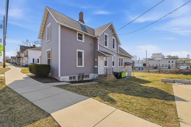 Building Photo - 418 S Spring St