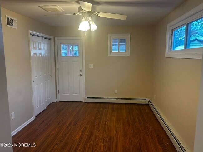 Foto del edificio - 261 Seeley Ave