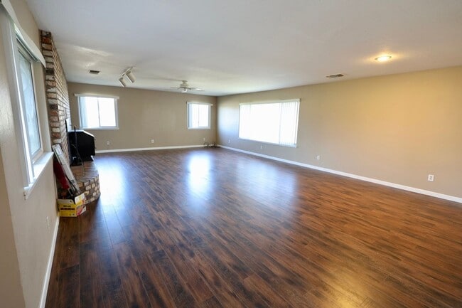 Building Photo - Authentic Country Living