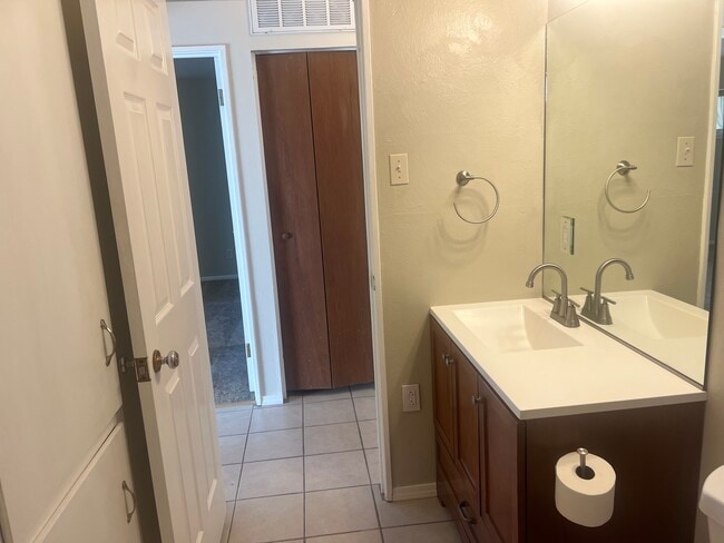 Foto del edificio - 824 Clovis Ave