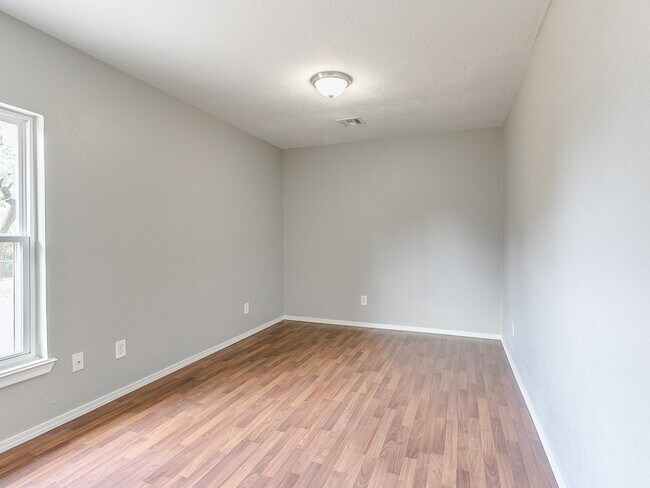 Foto del edificio - 1323 N Nail Pkwy