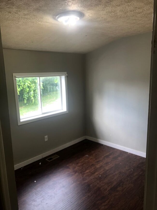 Building Photo - 360 E Walnut St