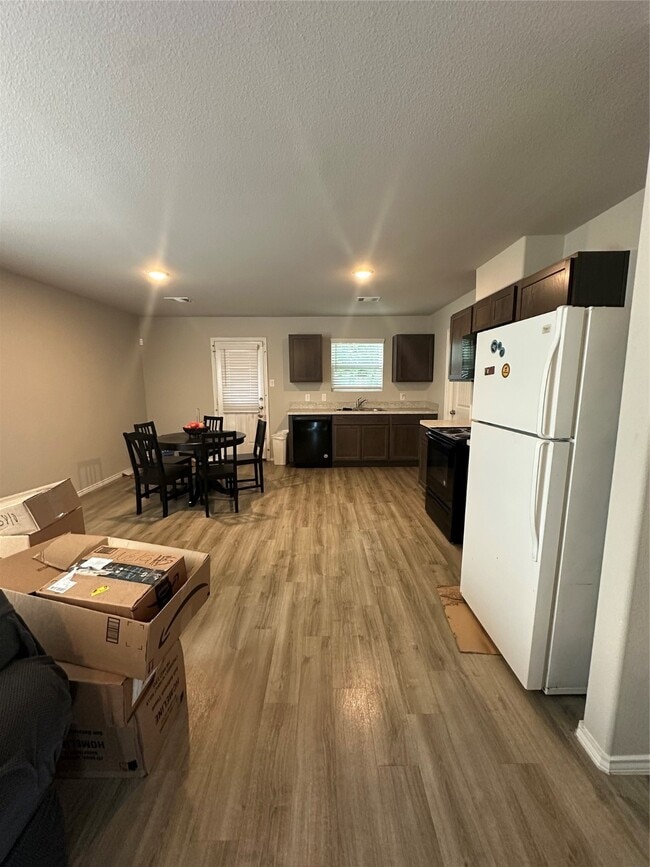 Building Photo - 411 Armstrong St