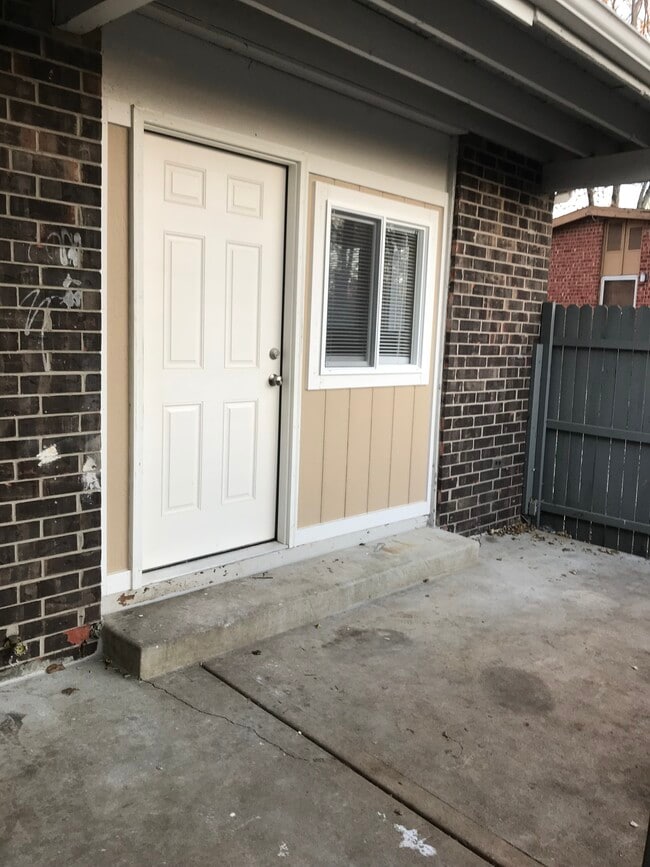 Building Photo - 8325 Grandview Ln