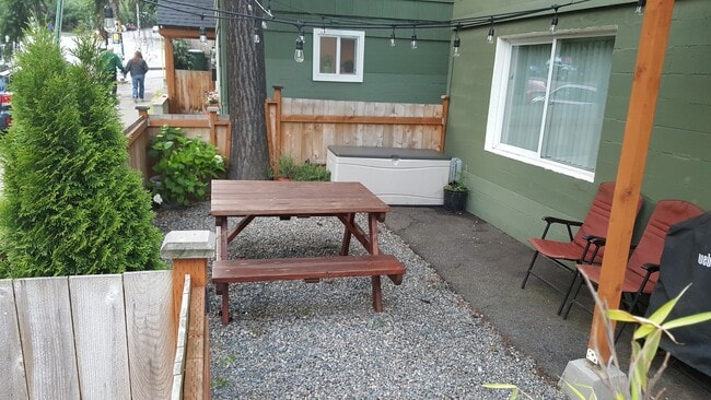 Fenced yard area in front. - 3822 Fremont Ave N