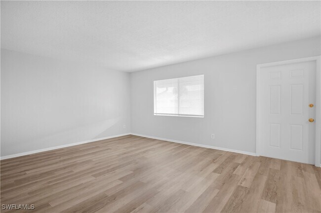 Foto del edificio - 4627 Bayshore Dr