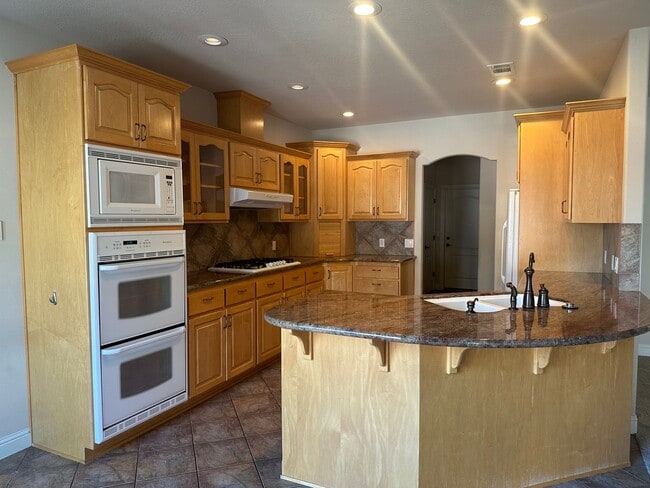 Building Photo - Located in the desirable Eagle Point Golf ...