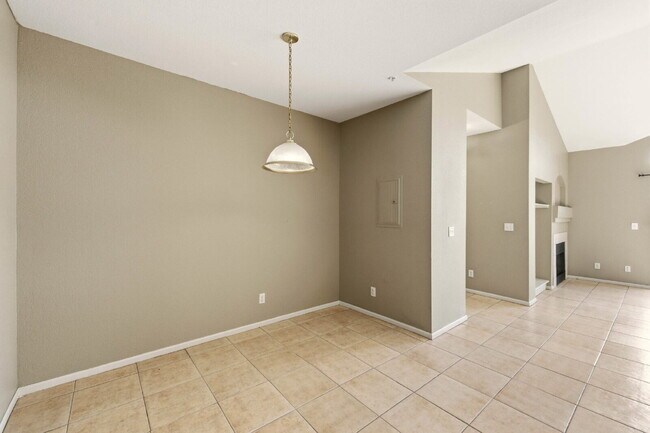 Foto del edificio - 2 Bed 2 Bath Condo With Balcony!