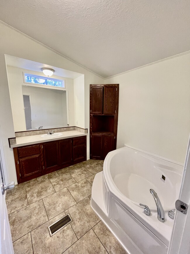 Building Photo - 129 Bonanza Dr