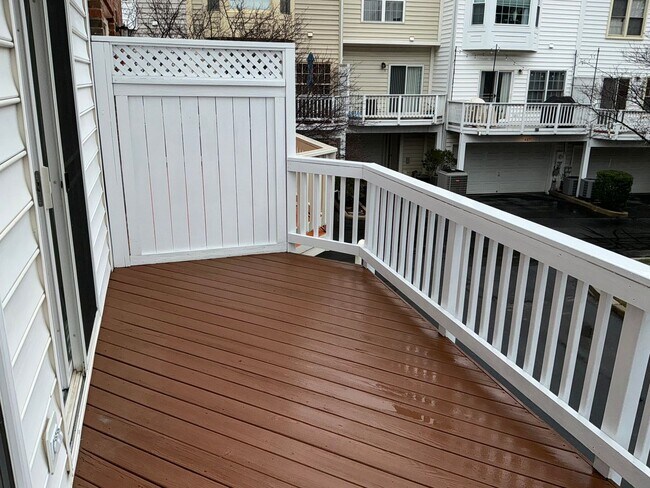 Foto del edificio - Beautiful 4BR 4.5BA 4 level townhome with 2 car attached garage located in the Fallsgrove Community