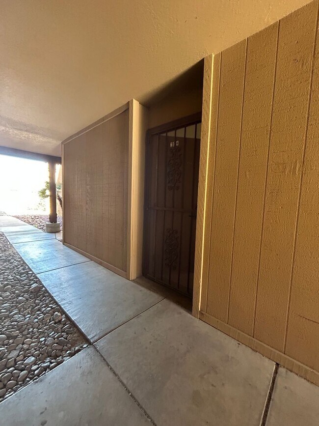 Building Photo - 1810 E Blacklidge Dr