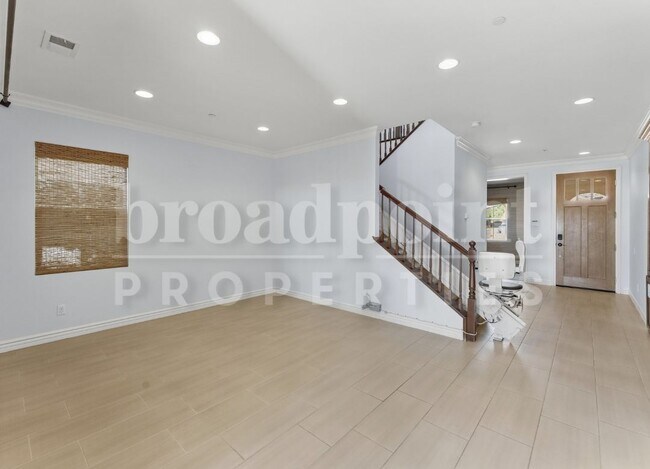 Foto del edificio - 1672 N Las Flores Dr