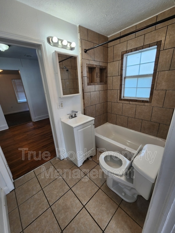 Building Photo - 1112 E Corona St