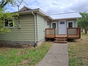 Building Photo - 4500 NW McLoughlin Dr
