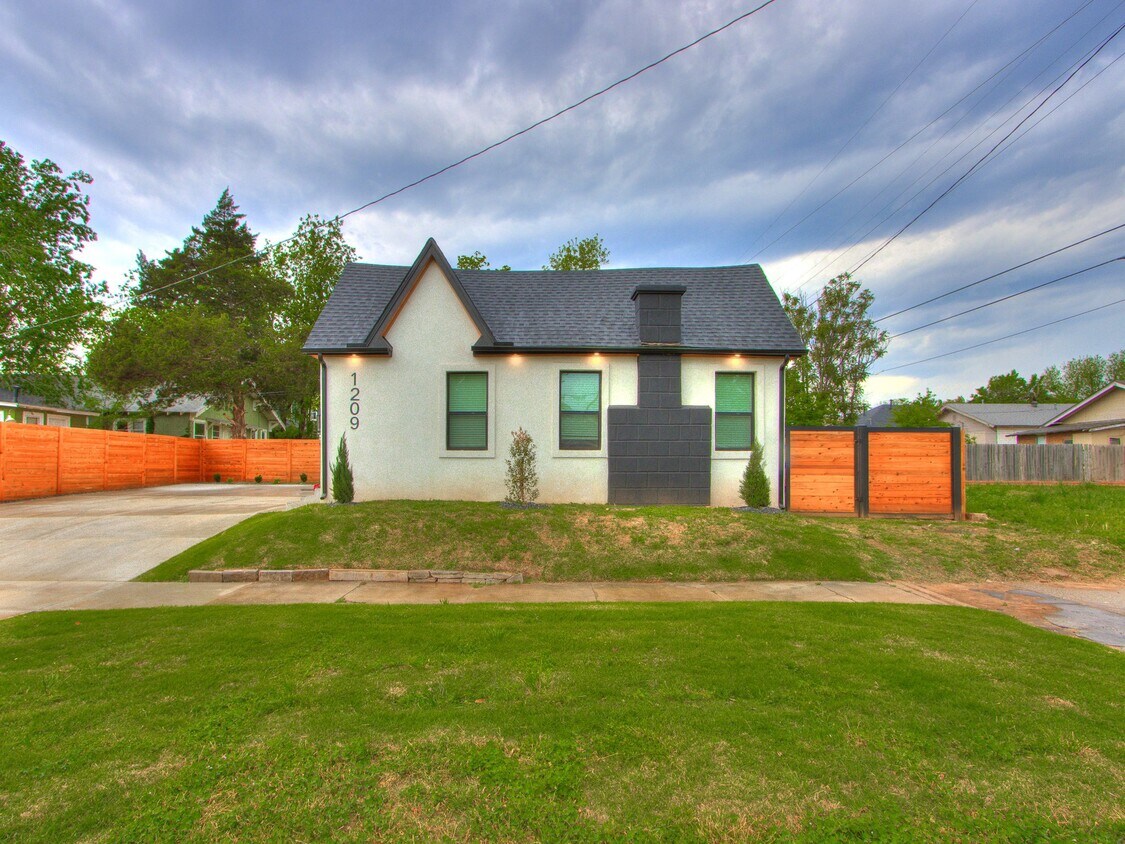 Foto principal - 1209 N Indiana Ave