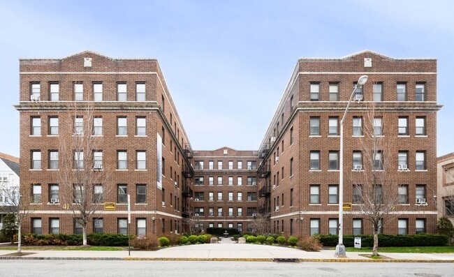 Building Photo - Montclair Gardens